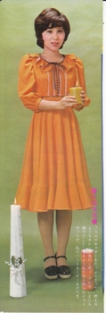 オレンジ色のミディ・ドレス.jpg